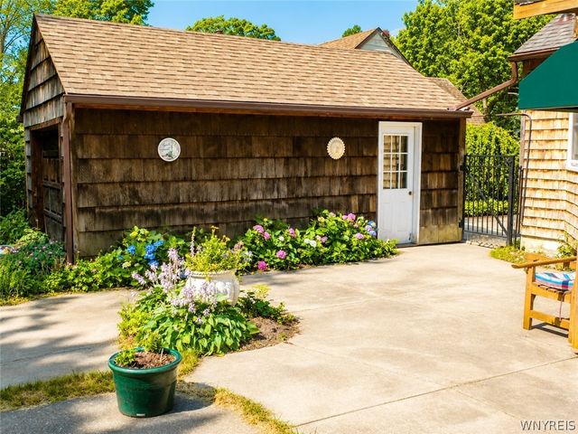 16 Marvin Ct, Hamburg, NY 14075
