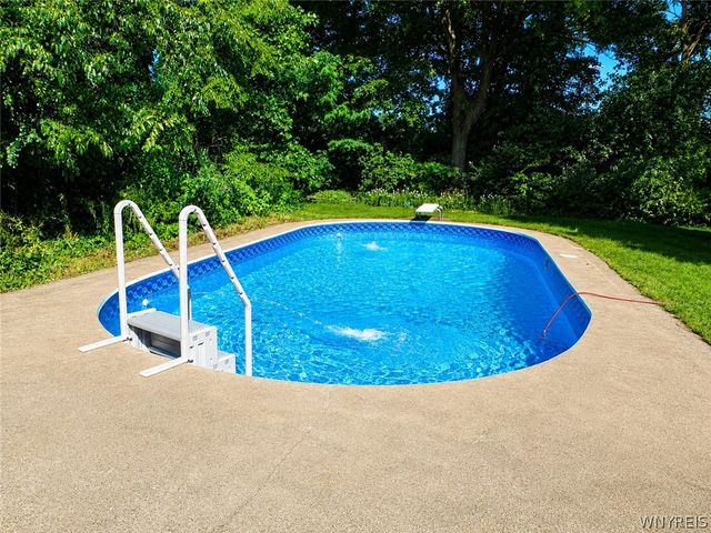 16 Marvin Ct, Hamburg, NY 14075