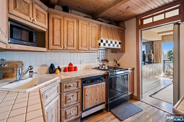 4 Horizon Road G-10, Fort Lee, NJ 07024