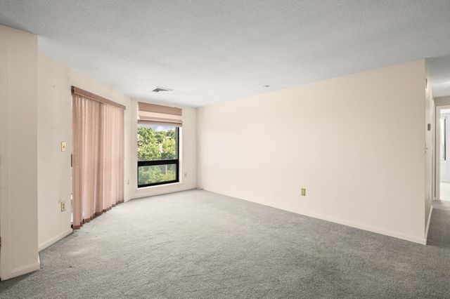 59 Valley 5H, Medford, MA 02155