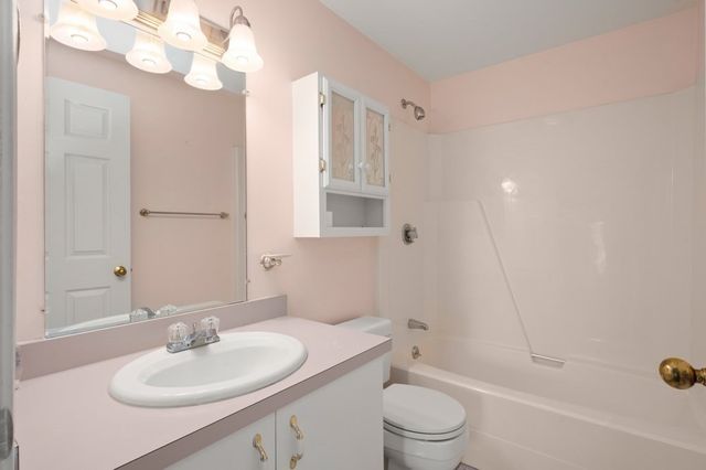 59 Valley 5H, Medford, MA 02155