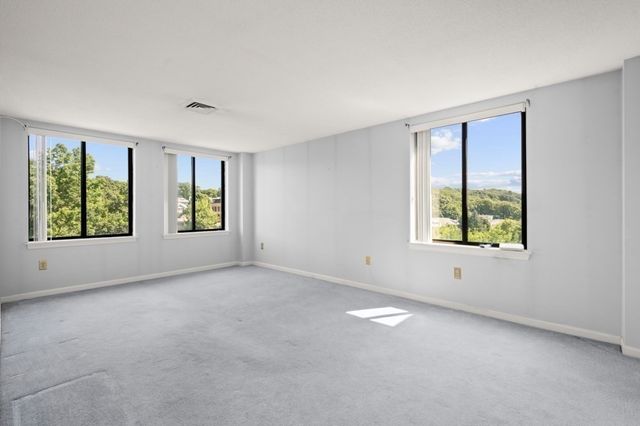 59 Valley 5H, Medford, MA 02155