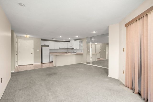 59 Valley 5H, Medford, MA 02155