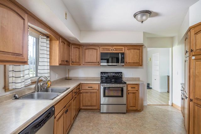 2674 WOODCREST DRIVE, Neenah, WI 54956