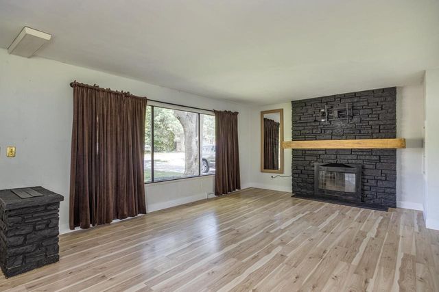 2674 WOODCREST DRIVE, Neenah, WI 54956