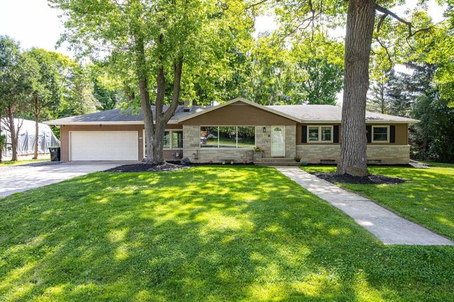 2674 WOODCREST DRIVE, Neenah, WI 54956