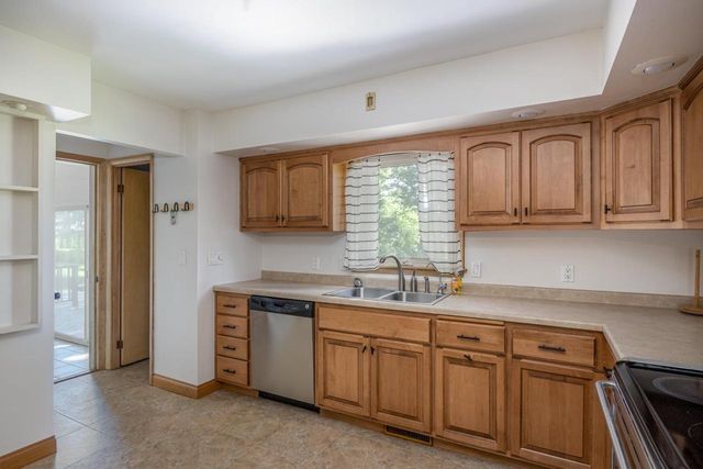 2674 WOODCREST DRIVE, Neenah, WI 54956