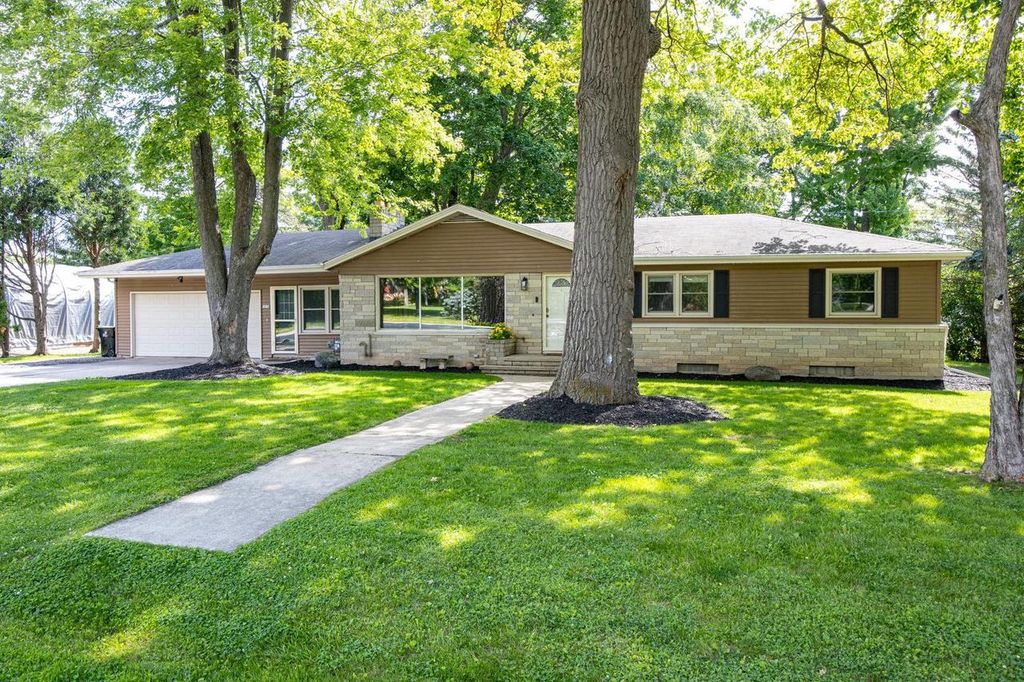 2674 WOODCREST DRIVE, Neenah, WI 54956