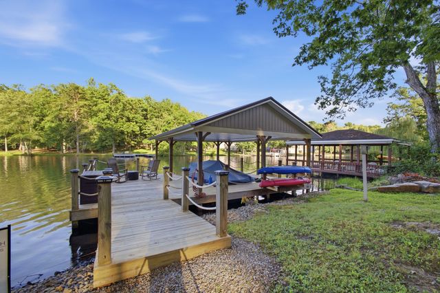 8941 Cherokee Trl, Crossville, TN 38572