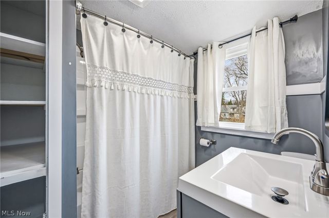 2138 Hermosa Drive, Youngstown, OH 44511