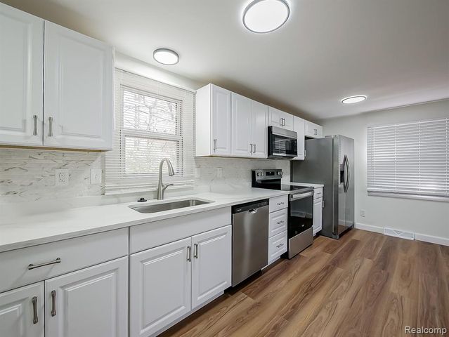 9650 Cooley Lake Road, White Lake, MI 48386