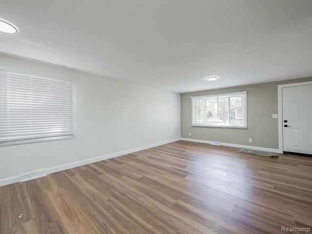 9650 Cooley Lake Road, White Lake, MI 48386