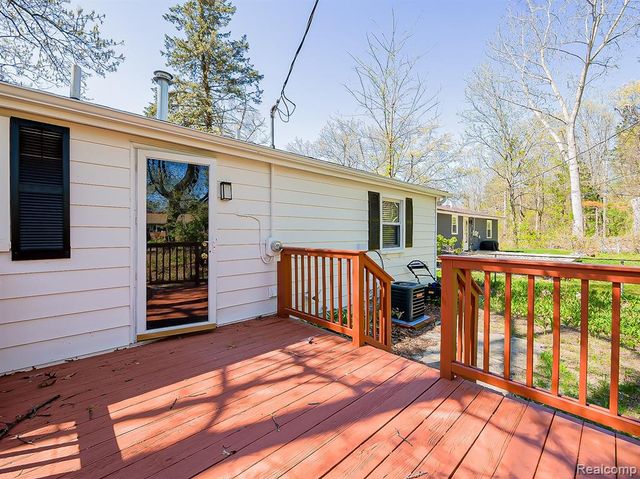 9650 Cooley Lake Road, White Lake, MI 48386