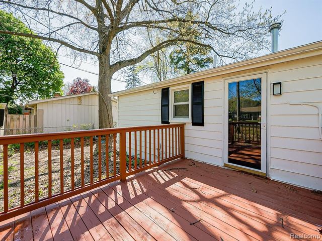 9650 Cooley Lake Road, White Lake, MI 48386