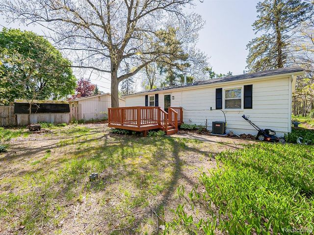 9650 Cooley Lake Road, White Lake, MI 48386
