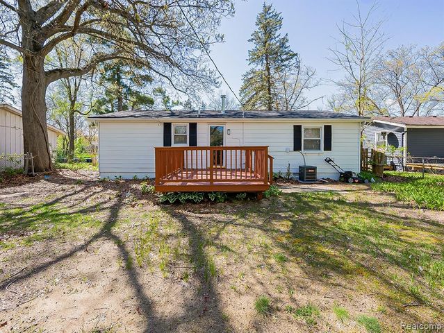 9650 Cooley Lake Road, White Lake, MI 48386