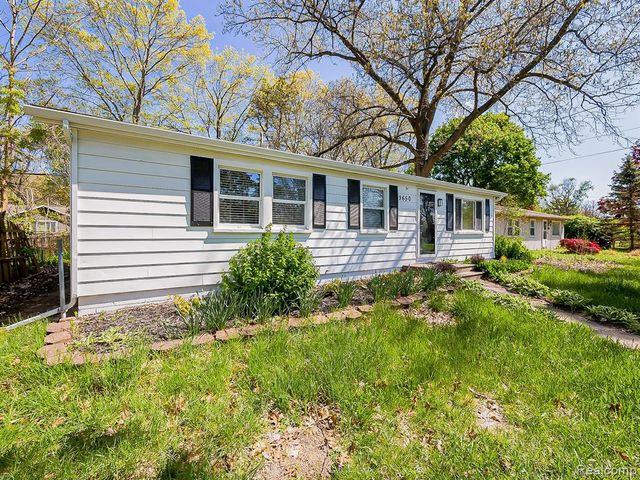9650 Cooley Lake Road, White Lake, MI 48386