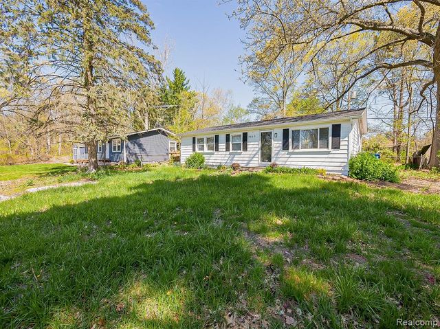 9650 Cooley Lake Road, White Lake, MI 48386