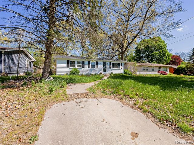9650 Cooley Lake Road, White Lake, MI 48386