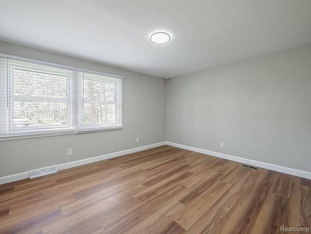 9650 Cooley Lake Road, White Lake, MI 48386