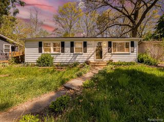 9650 Cooley Lake Road, White Lake, MI 48386