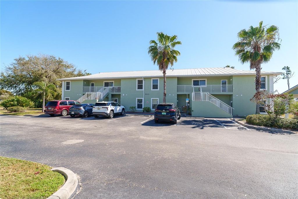 Image 33 of property listing at 8101 MEMORY LANE 122, Rotonda West, FL 33947