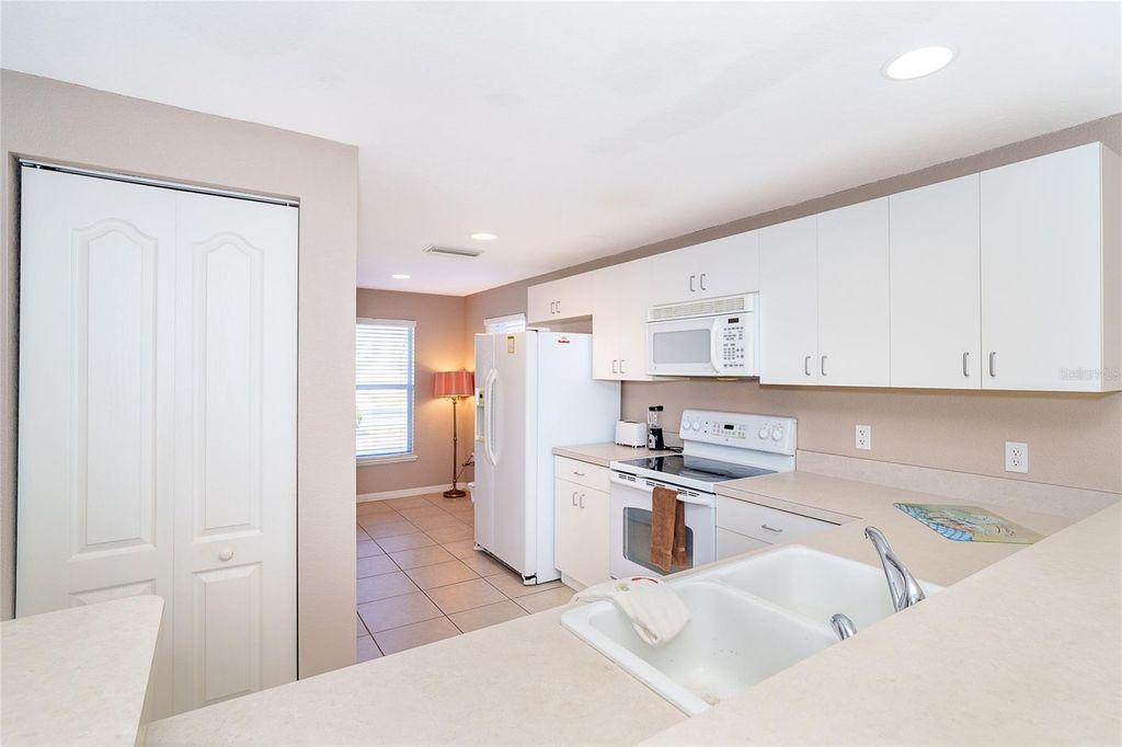 Image 10 of property listing at 8101 MEMORY LANE 122, Rotonda West, FL 33947