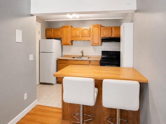 11 Commonwealth Ct 11, Boston, MA 02135