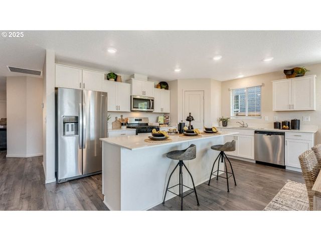 2905 V St, Springfield, OR 97477