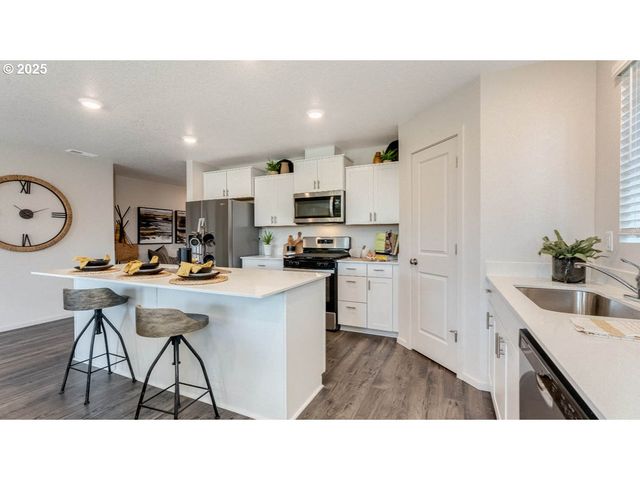 2905 V St, Springfield, OR 97477