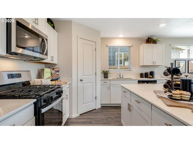 2905 V St, Springfield, OR 97477
