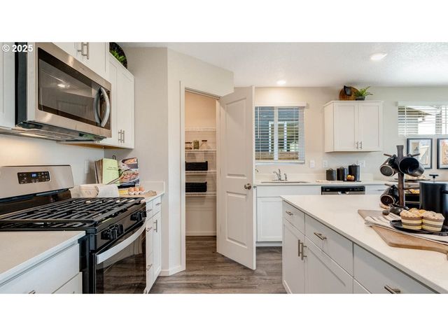2905 V St, Springfield, OR 97477