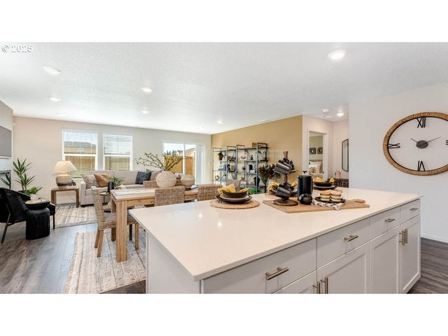 2905 V St, Springfield, OR 97477
