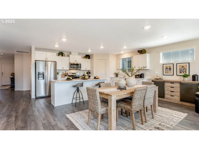 2905 V St, Springfield, OR 97477