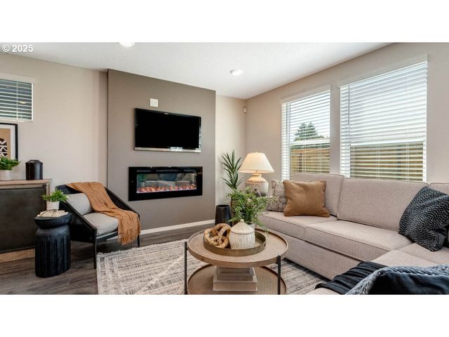 2905 V St, Springfield, OR 97477