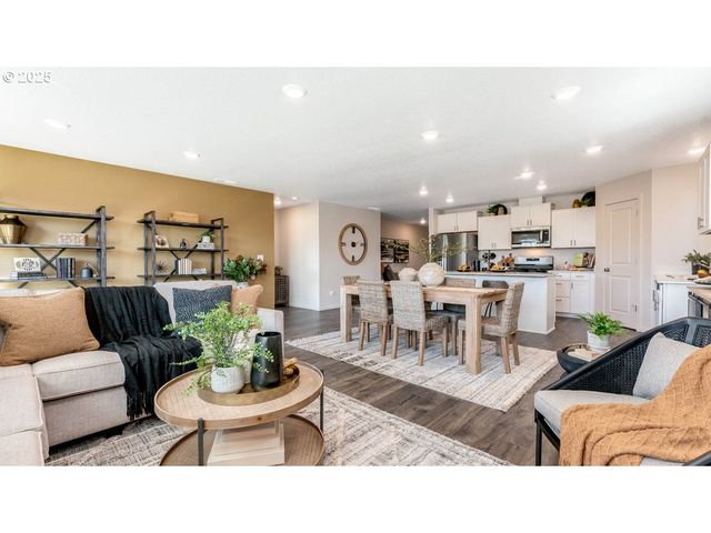 2905 V St, Springfield, OR 97477
