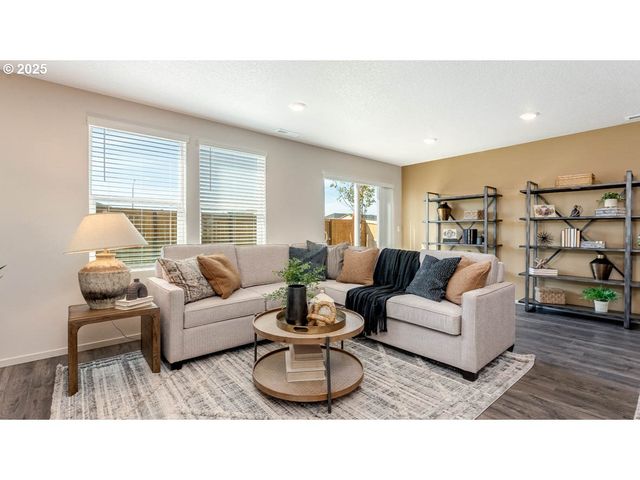 2905 V St, Springfield, OR 97477