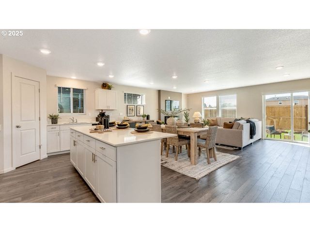 2905 V St, Springfield, OR 97477