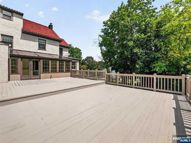 22 Serafin Place, Glen Rock, NJ 07452