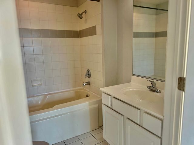 31 Foxcroft Road 207, Naperville, IL 60565