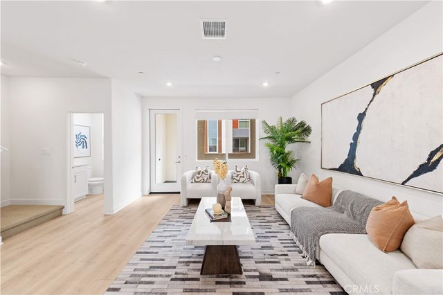 1816 E 1st 440, Santa Ana, CA 92705