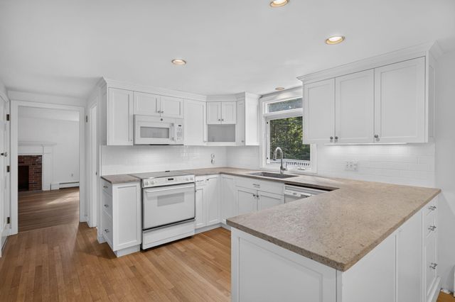 32 Greengate Road, Falmouth, MA 02540