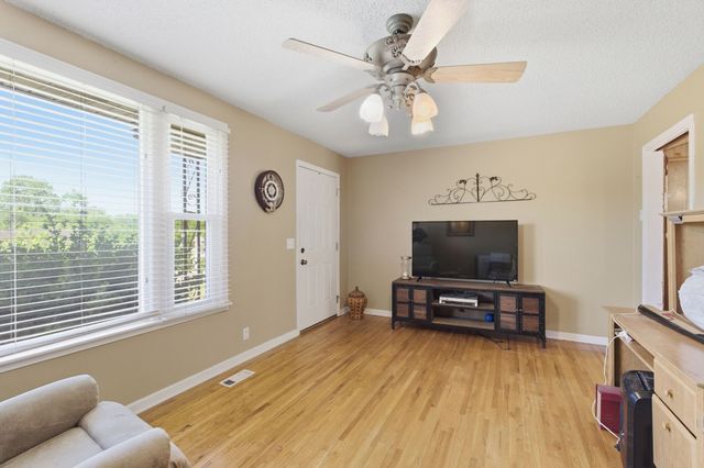 105 S Valley Rd, Hendersonville, TN 37075