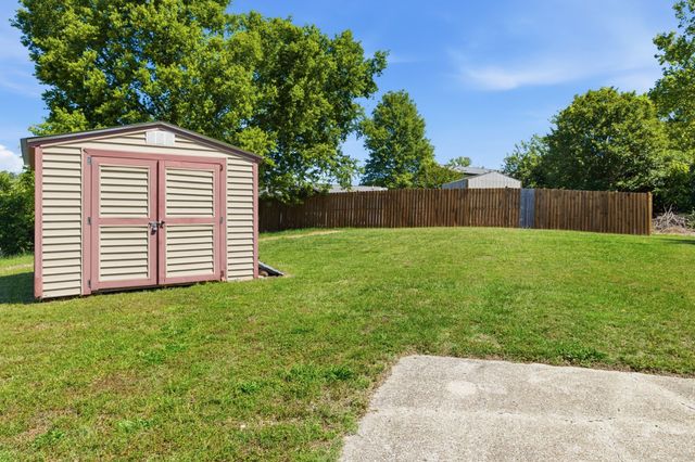 105 S Valley Rd, Hendersonville, TN 37075