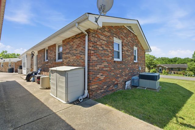 105 S Valley Rd, Hendersonville, TN 37075
