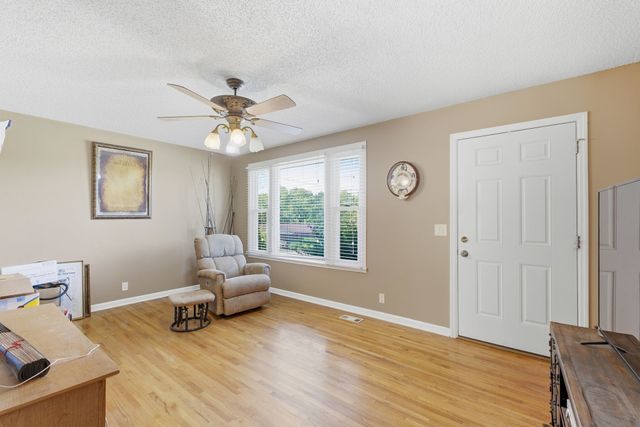 105 S Valley Rd, Hendersonville, TN 37075