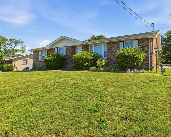 105 S Valley Rd, Hendersonville, TN 37075