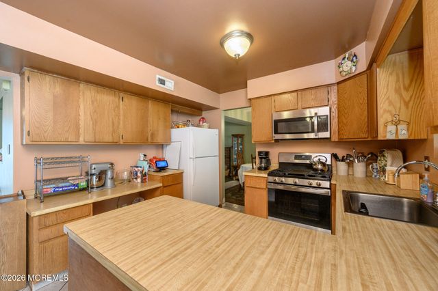 20 Snowdrift Lane, Howell, NJ 07731