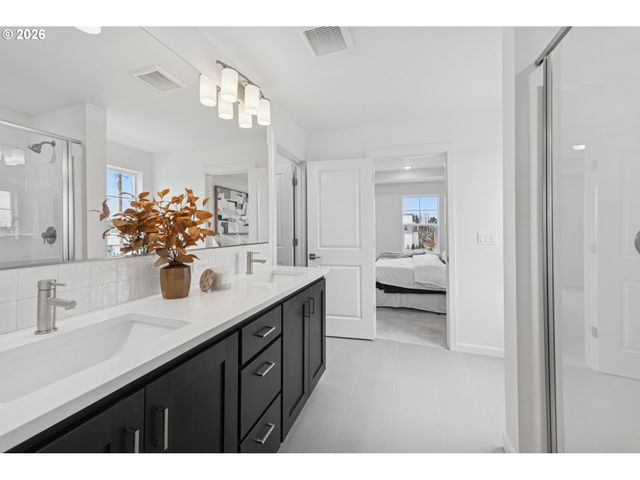 8660 Se Crescent Dr, Hillsboro, OR 97124