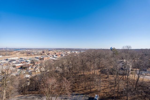 1800 7th Street 10E, East Moline, IL 61244